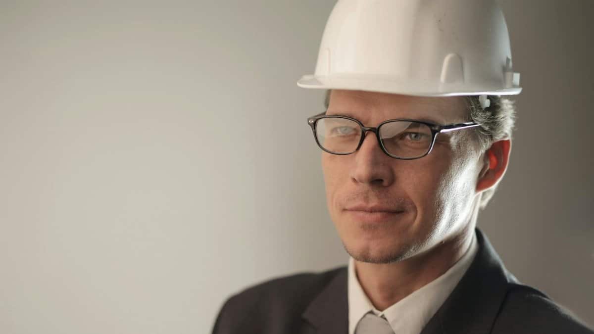 Confident engineer in suit and hard hat, ready for construction project.