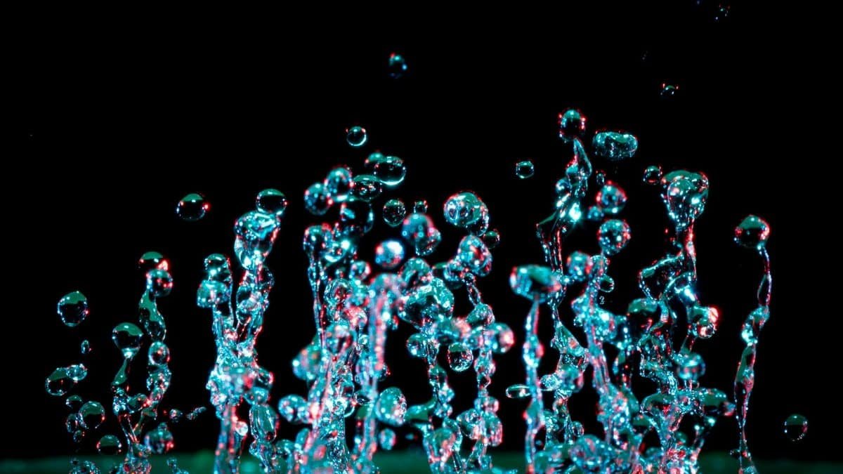 A striking close-up of vibrant water droplets capturing motion and abstract beauty.