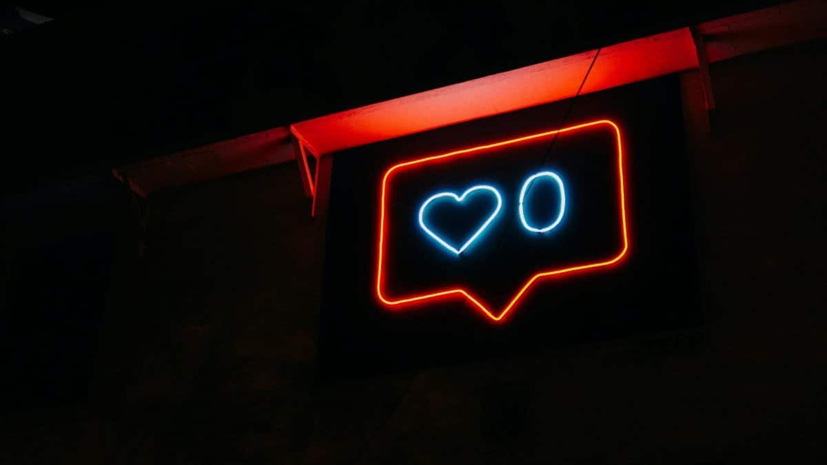 Bright neon heart icon with zero likes, symbolizing social media engagement.