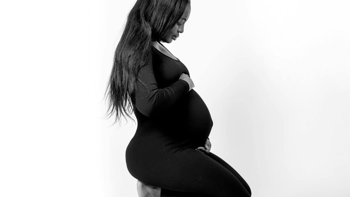 Future maman et futur papa en tenue chic