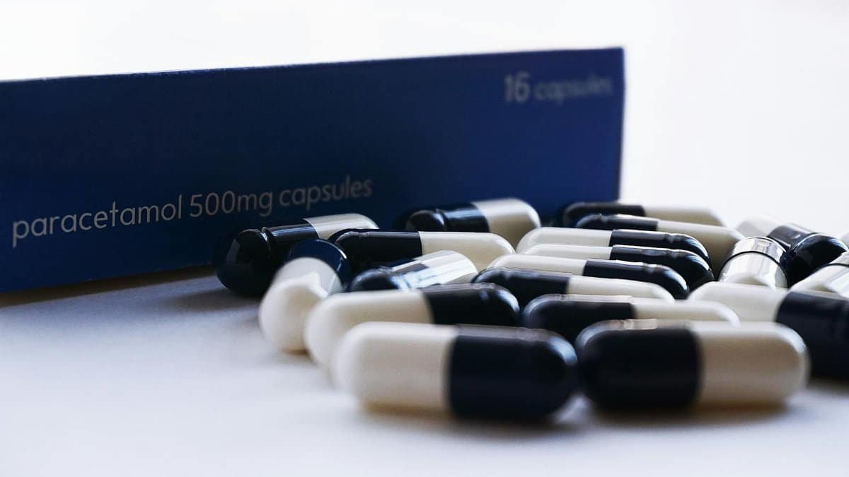 Paracetamol capsules in black and white, ideal for medical and pharmaceutical content.