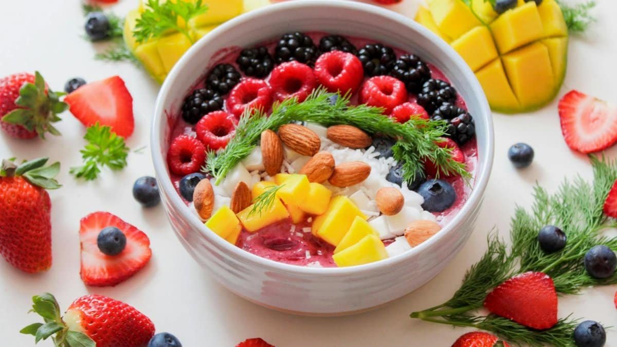Colorful smoothie bowl with fresh fruits and almonds, perfect for a healthy breakfast.