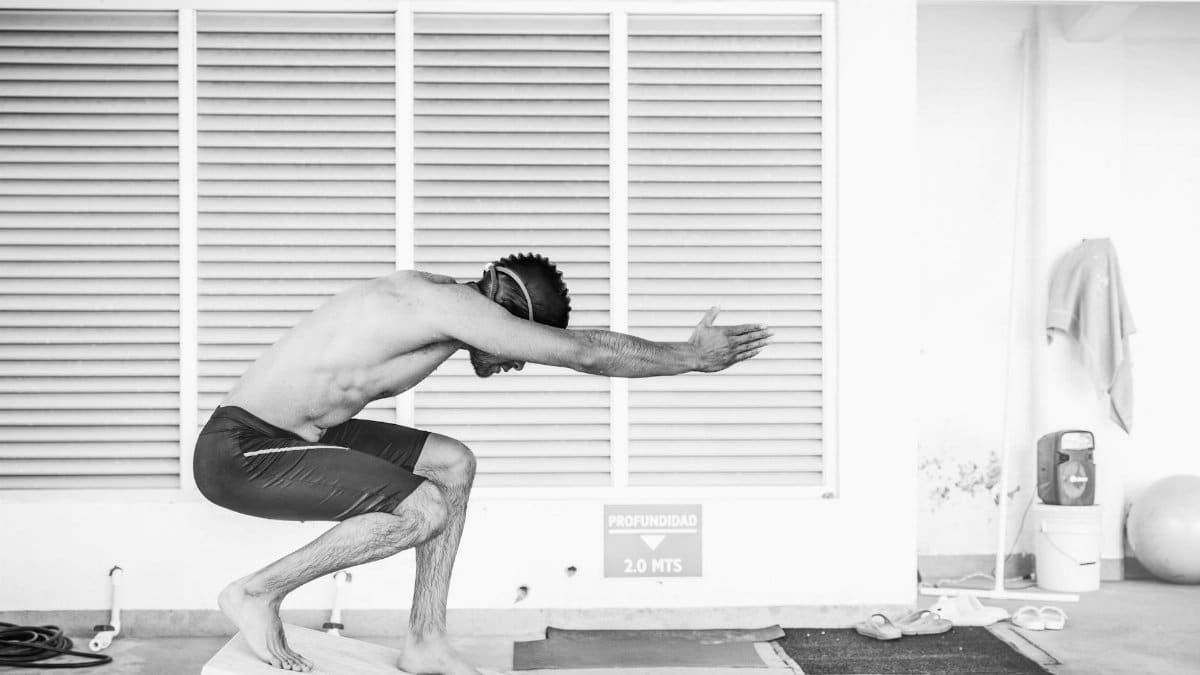 Black and white photo of a swimmer in mid-dive pose at Lerma de Villada, Mexico.