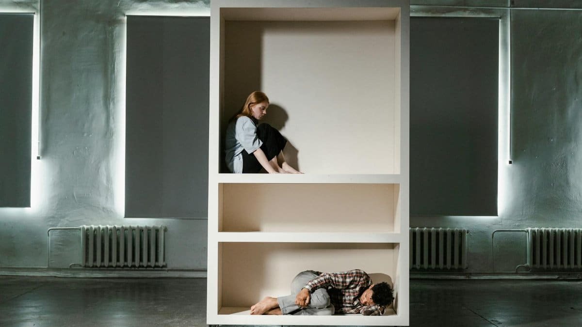 Image depicting people in compartments, symbolizing isolation and anxiety.