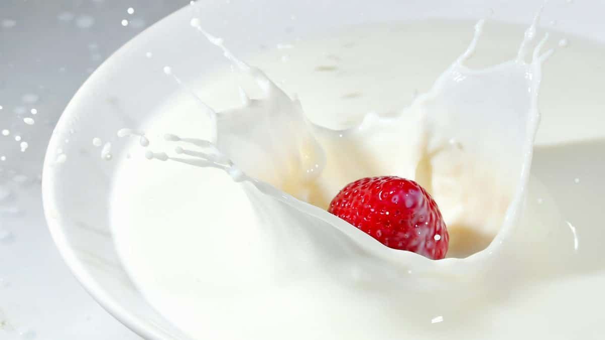 Vibrant strawberry splashing in milk creates a fresh and dynamic visual impact.