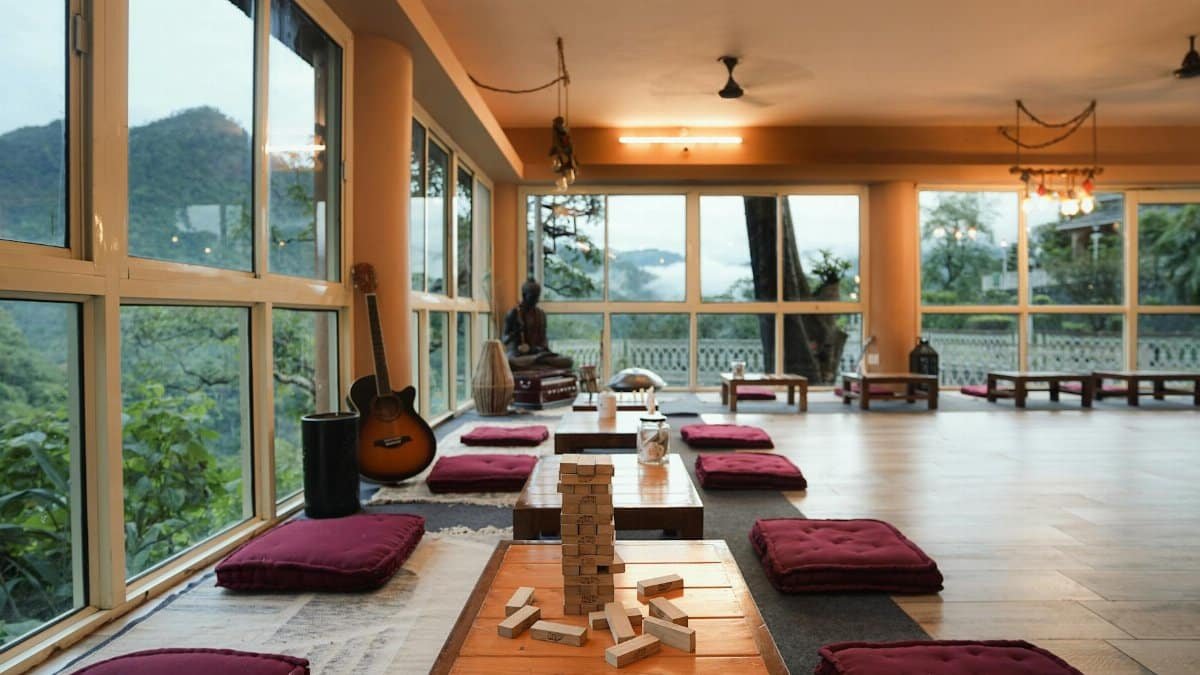 A tranquil meditation space in Rishikesh overlooking lush mountains, perfect for relaxation.