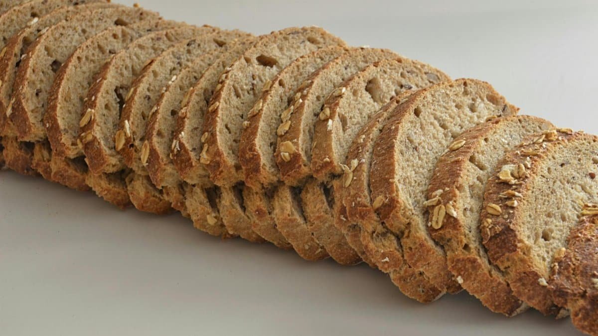 Close-up of sliced whole grain bread, perfect for a delicious and nutritious breakfast.