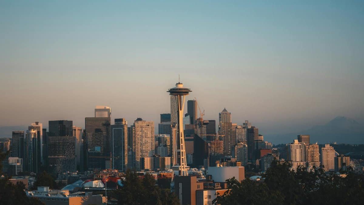 Stunning view of the Seattle skyline with the Space Needle at dusk.