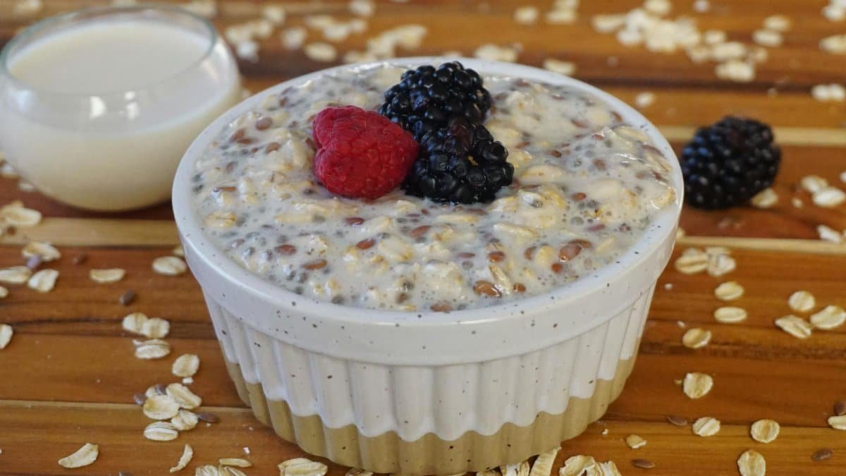 Delicious overnight oats topped with fresh berries, perfect for a nutritious breakfast.