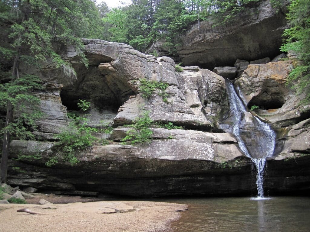 By James St. John - Cedar Falls (Hocking Hills, Ohio, USA) 10, CC BY 2.0, https://commons.wikimedia.org/w/index.php?curid=86372240