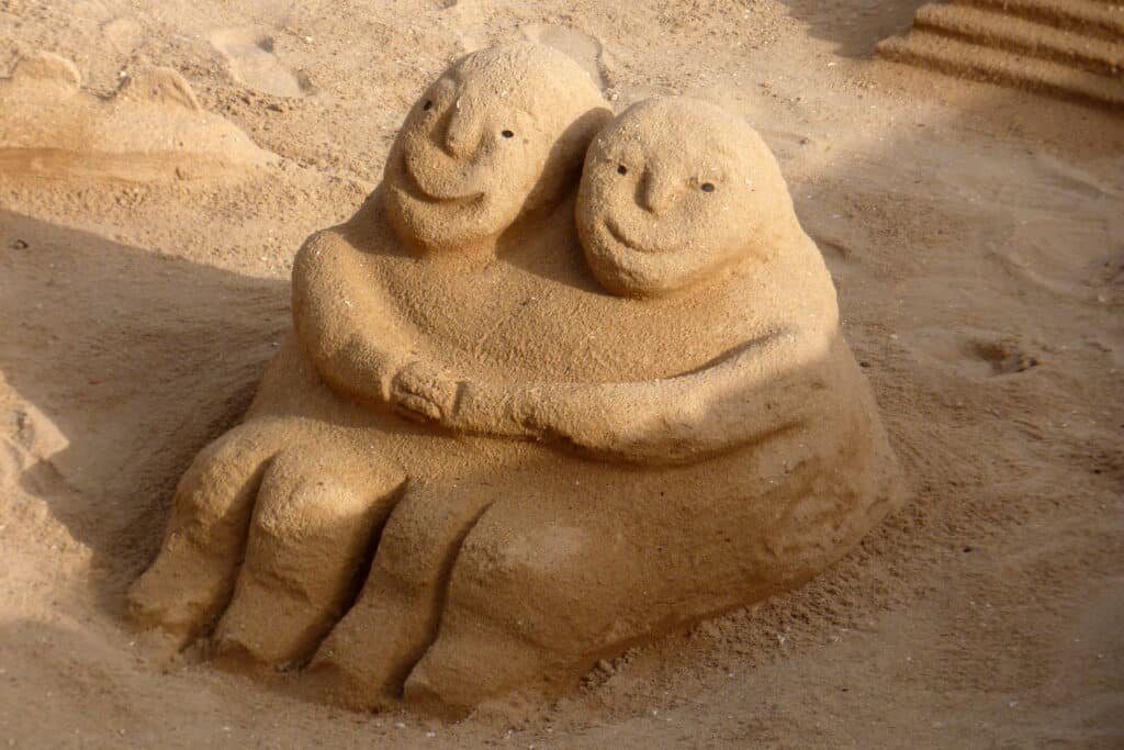 By muffinn from Worcester, UK - Portugal - Algarve Praia de Luz - Happy Couple Sandcastle, CC BY 2.0, https://commons.wikimedia.org/w/index.php?curid=48252674