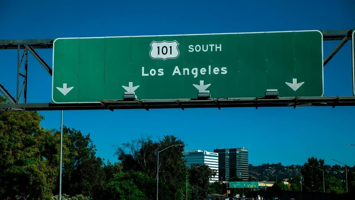 Scenic view of the Highway 101 South sign directing toward Los Angeles with traffic below.