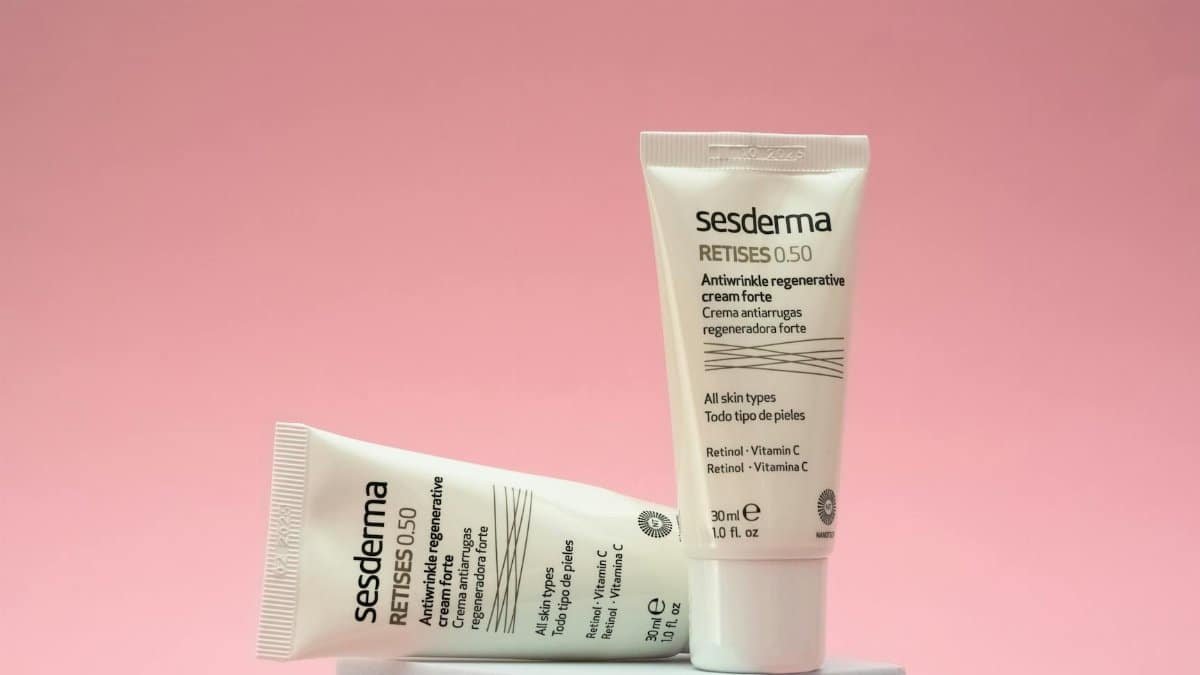 Two Sesderma Retises 0.50 skincare tubes displayed on a pink background, highlighting anti-aging cream.