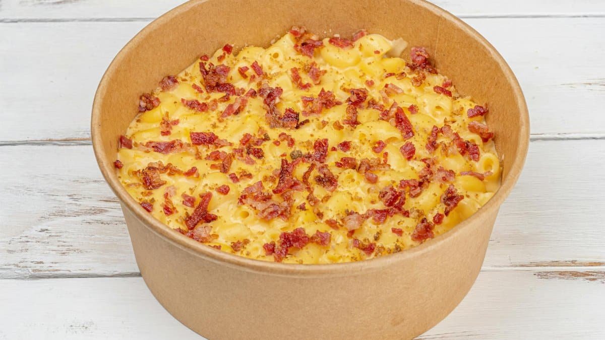 Delicious mac and cheese with crispy bacon in a bowl. Perfect comfort food.