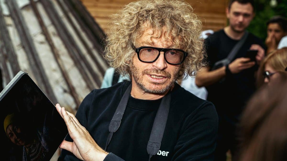 Photographer instructs a group during an outdoor workshop, showcasing techniques.