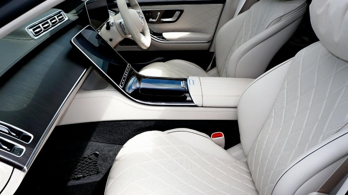 Explore the lavish interior of the Mercedes S450, featuring high-end finishes and modern technology.