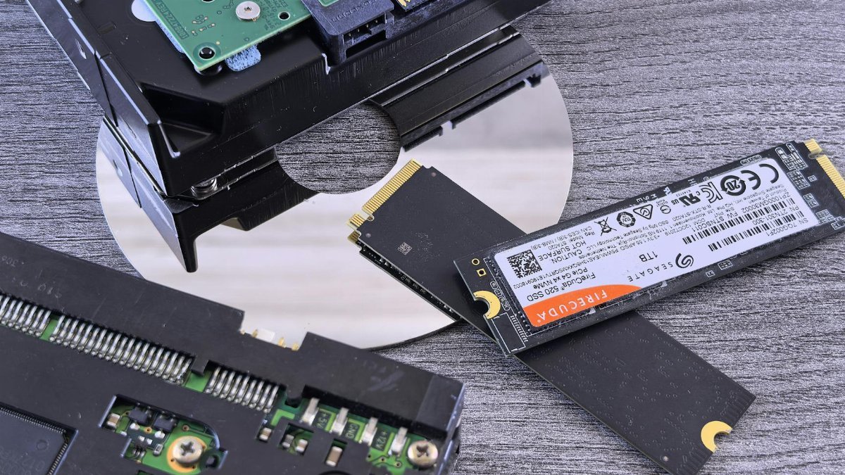 Contrasting data storage technologies: NVMe SSD, HDD, and CD.