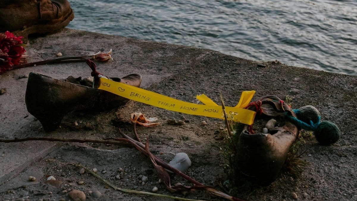 A moving memorial on the Danube riverbank in Budapest with shoes and a heartfelt message.