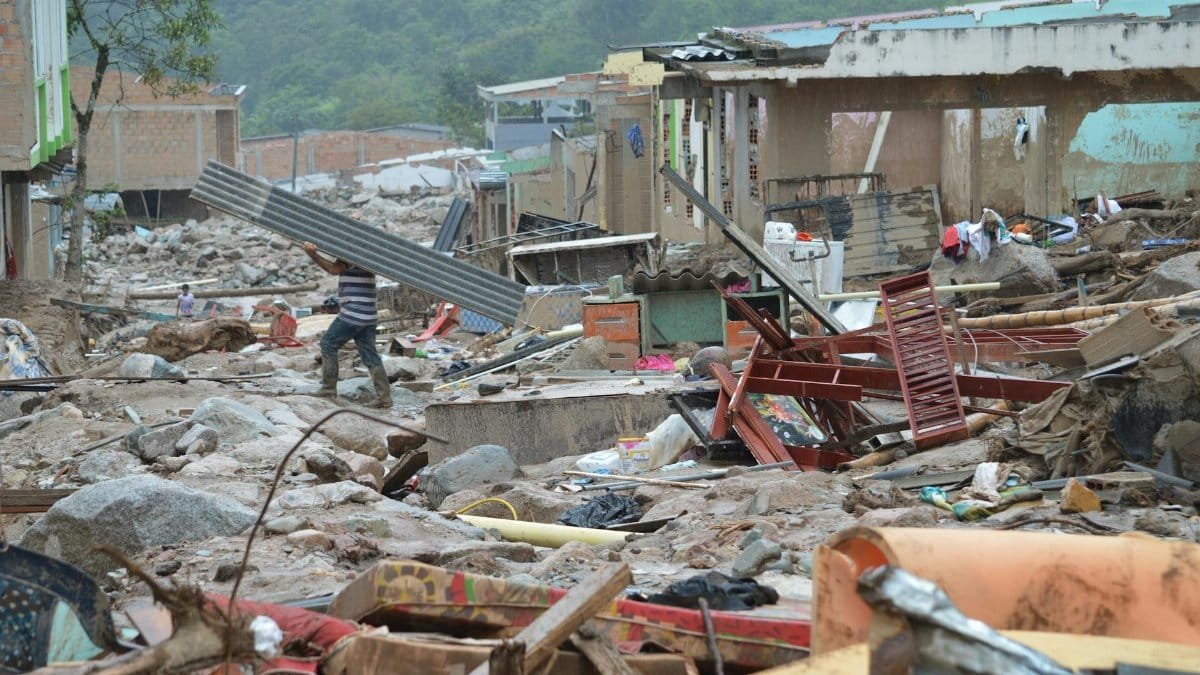 Devastation in Mocoa, Colombia, showing rubble and recovery efforts after a natural disaster.