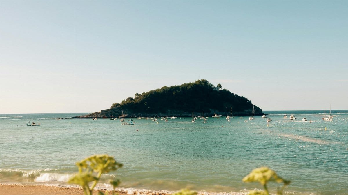 Beautiful summer beach scene with views of Isla de Santa Clara, San Sebastian, Spain.