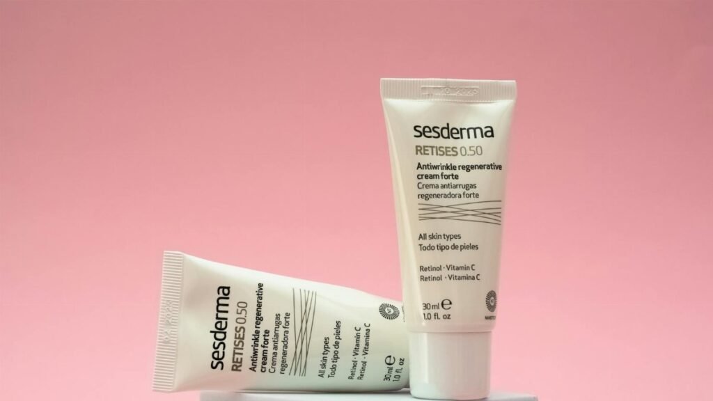 Two Sesderma Retises 0.50 skincare tubes displayed on a pink background, highlighting anti-aging cream.