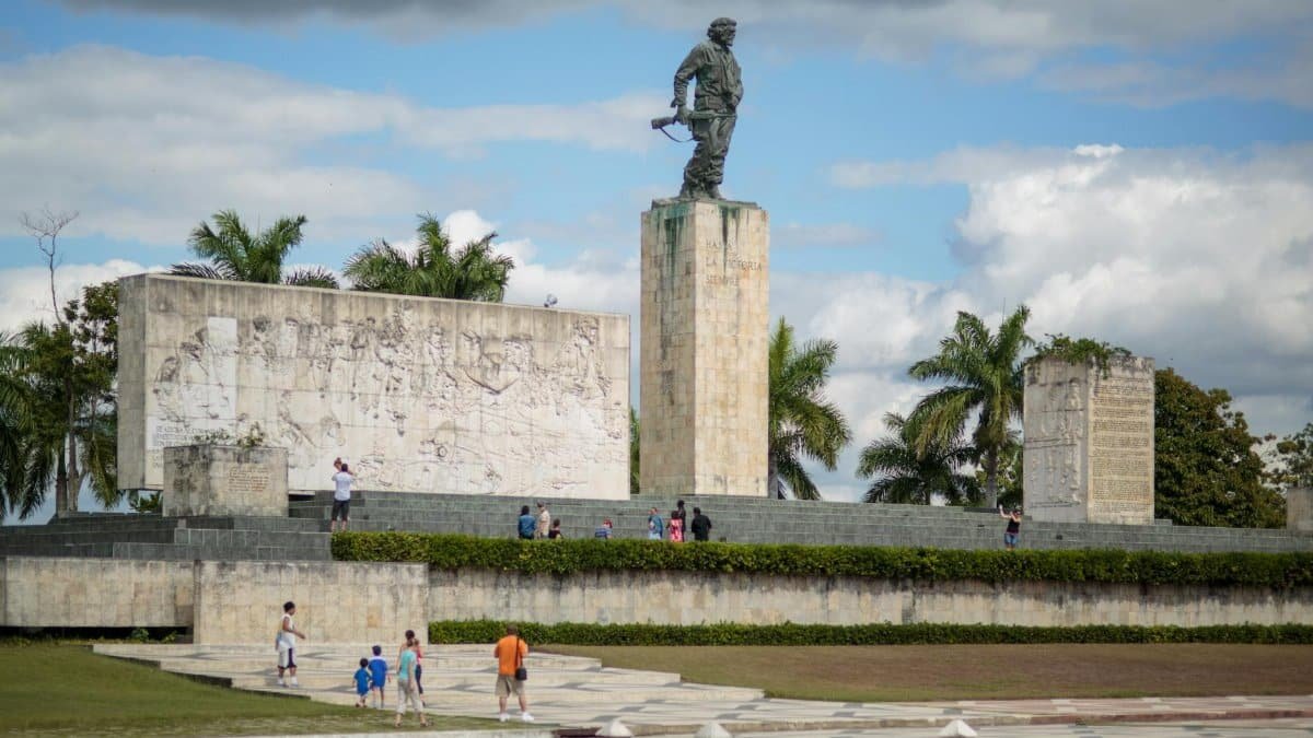 Monumental statue of Che Guevara with intricate stone reliefs in Santa Clara, Cuba.