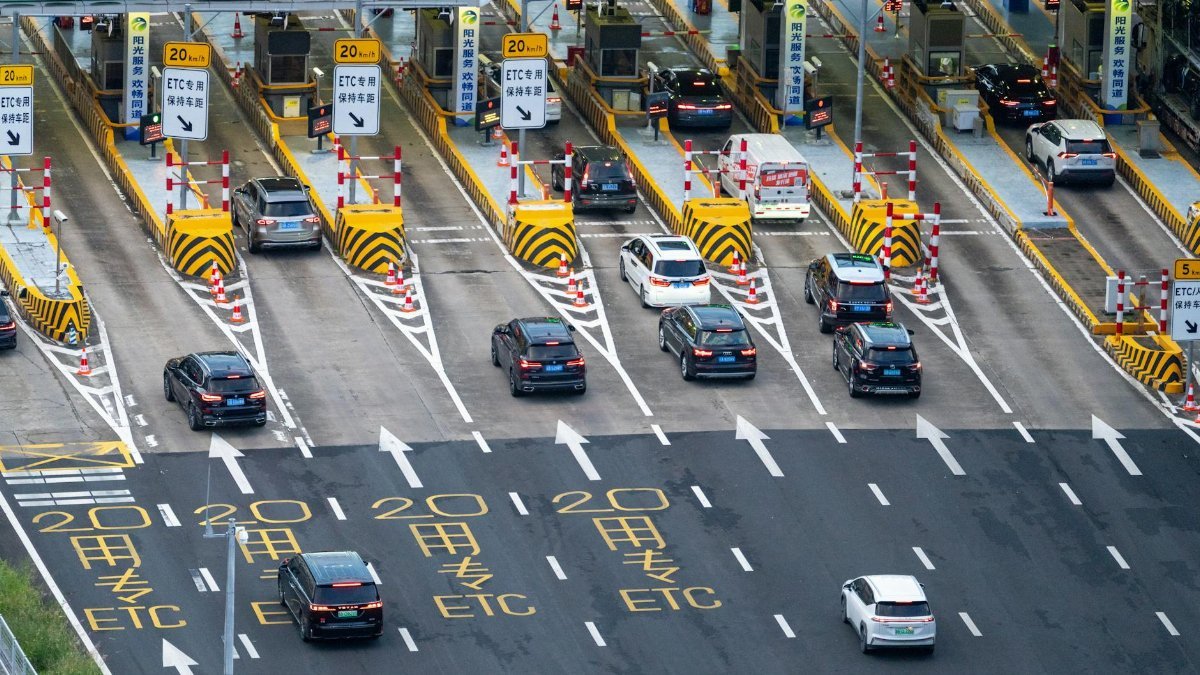 Overhead photo of a busy toll plaza with multiple cars and lanes, featuring ETC lanes.