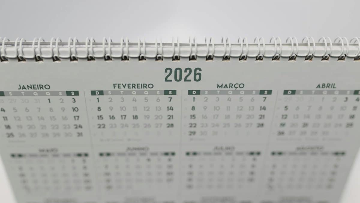 Close-up of a 2026 spiral-bound desk calendar with months in Portuguese.
