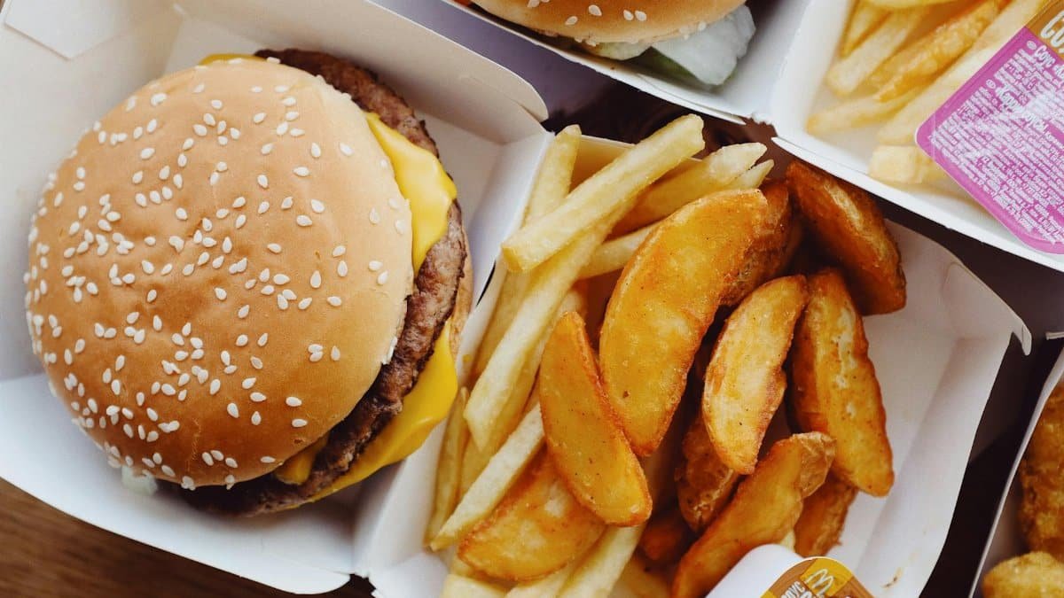 Close-up of a tasty cheeseburger with fries, perfect for fast food lovers.