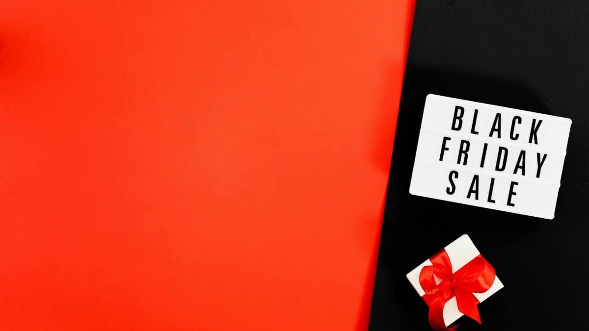 Minimalist Black Friday sale image with gift box and copy space.