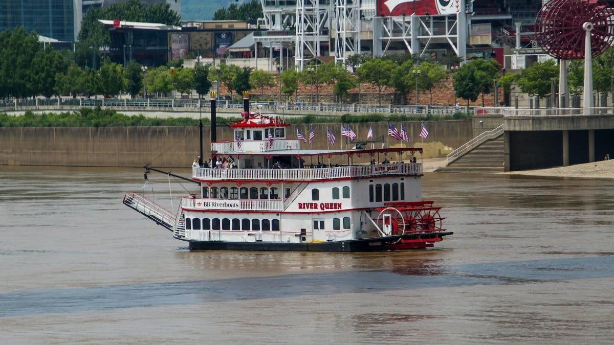 The River Queen riverboat cruises the Ohio River in Cincinnati, showcasing American riverboat culture.