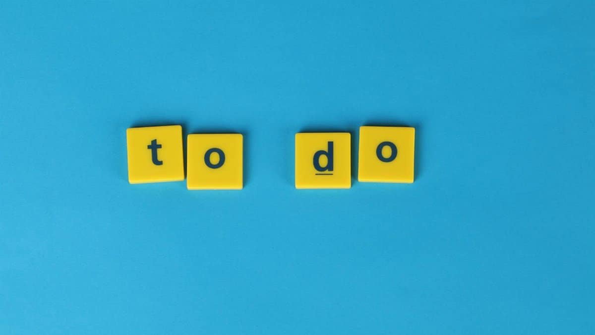 Yellow letter tiles spelling 'to do' against a vibrant blue background for organizational themes.
