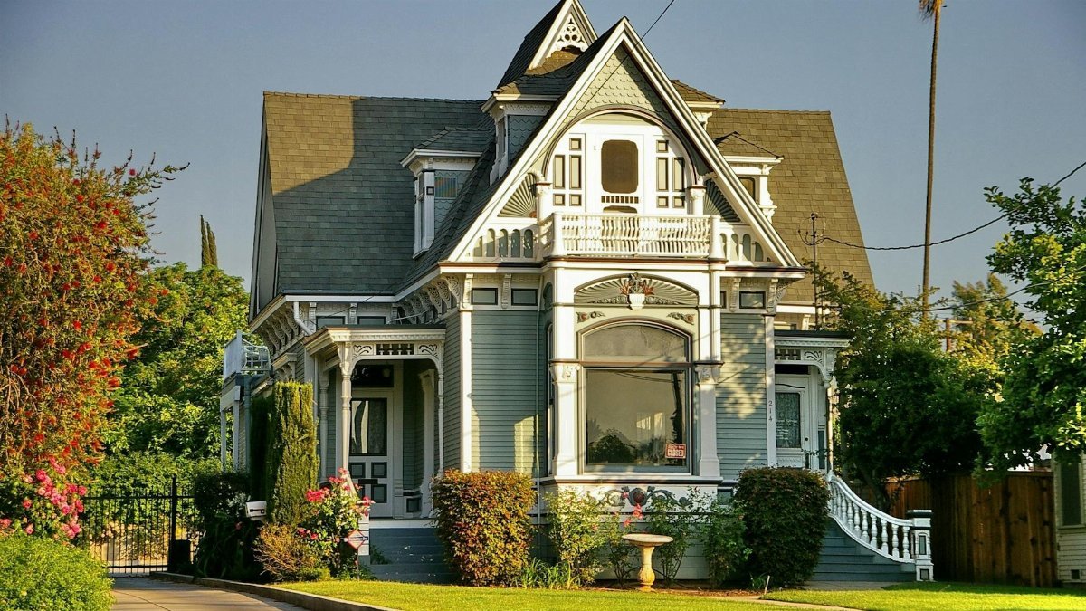 Quaint Victorian-style house with lush garden and driveway, perfect for family living.