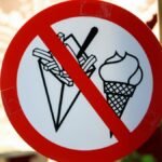 A sign in Brussels shows a prohibition on ice cream and fries in a restaurant setting.