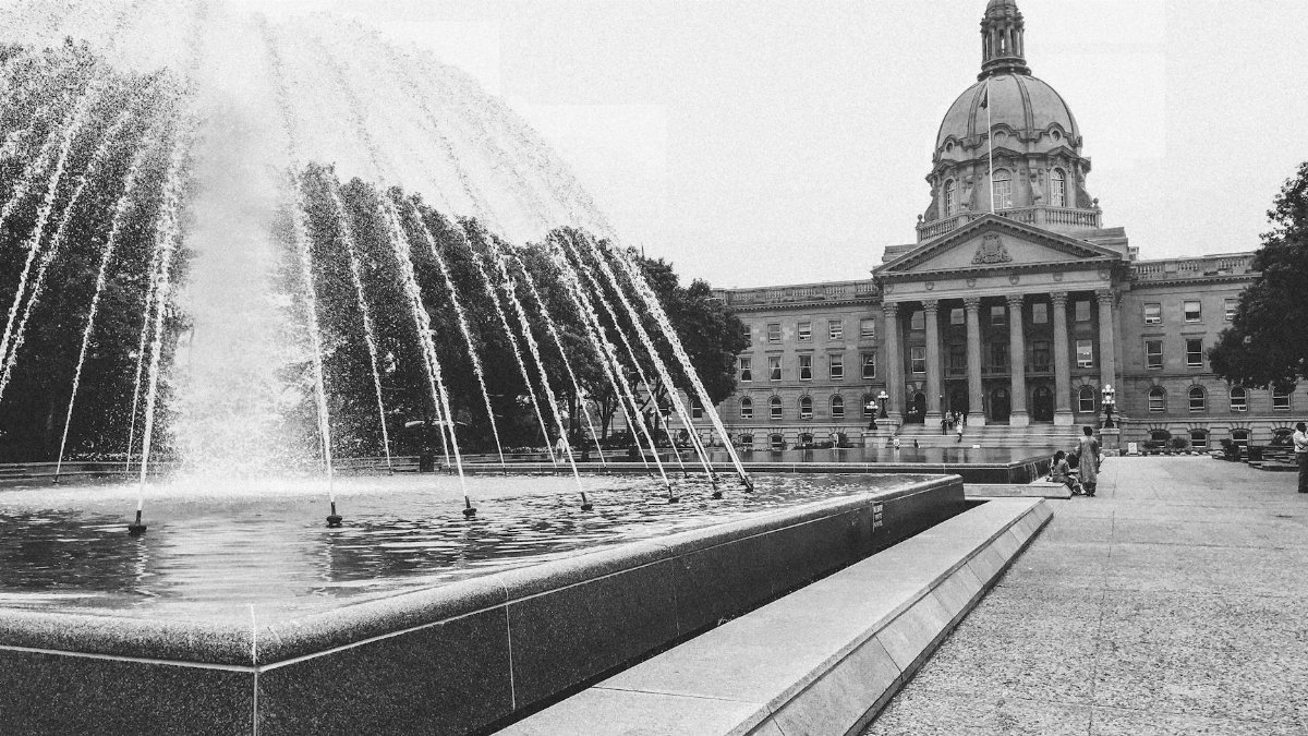 Black and white image of the Alberta Legislature Building with a foreground fountain in Edmonton, Canada.