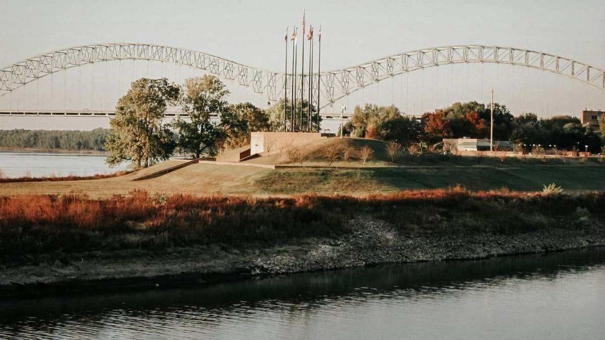 Hernando de Soto Bridge view over the Mississippi River in Memphis, Tennessee, showcasing its iconic arches.