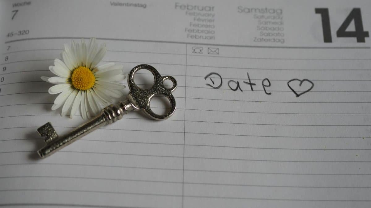 Planner page with daisy flower and vintage key symbolizing romance and Valentine's Day plans.