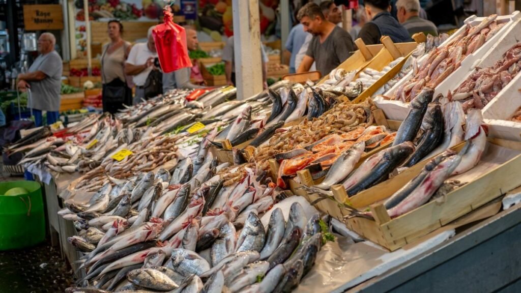 Vibrant seafood market stall showcasing a variety of fresh fish in İzmir, Türkiye.