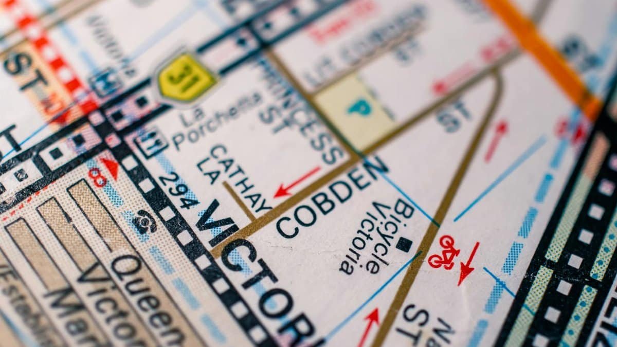 Detailed map close-up focusing on Victoria Street, highlighting travel and navigation routes.