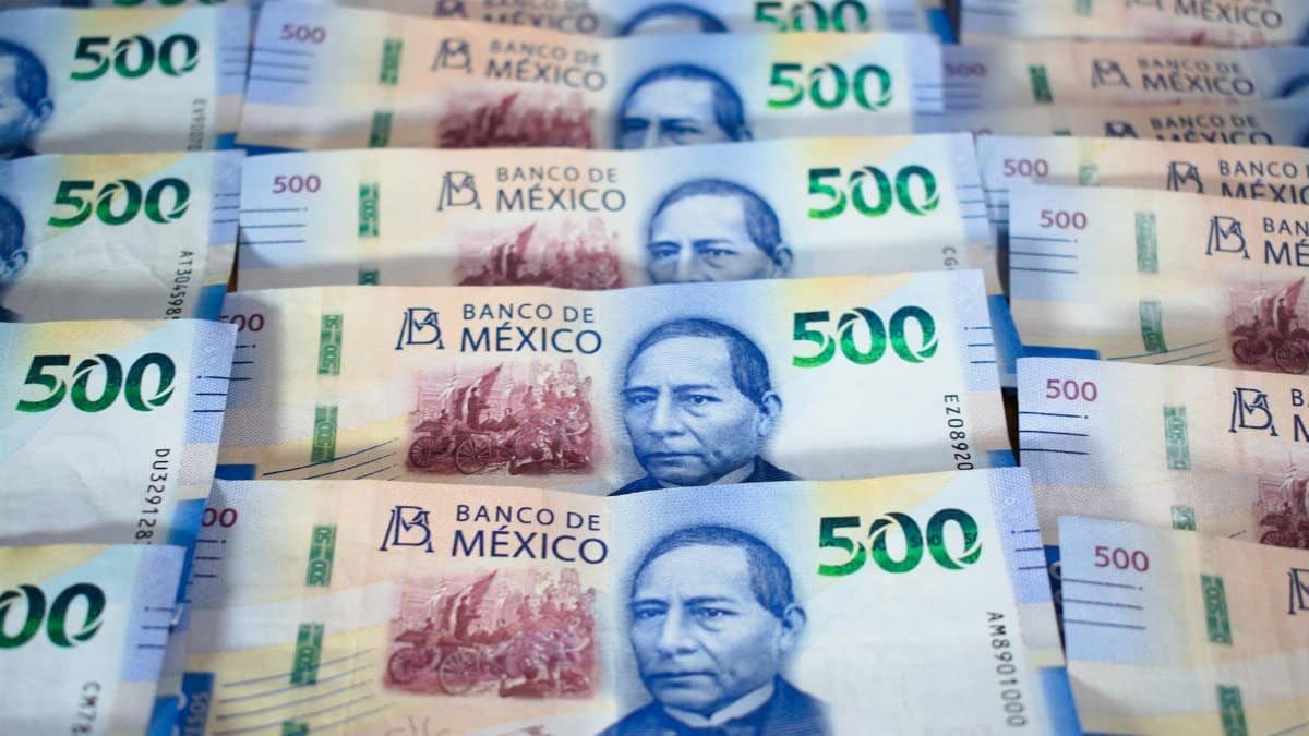 Detail view of multiple Mexican 500 Peso banknotes showcasing currency design and value.