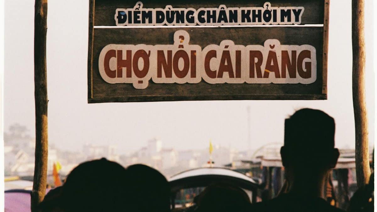 Explore the vibrant Cái Răng Floating Market in Cần Thơ, Vietnam, showcasing local culture.