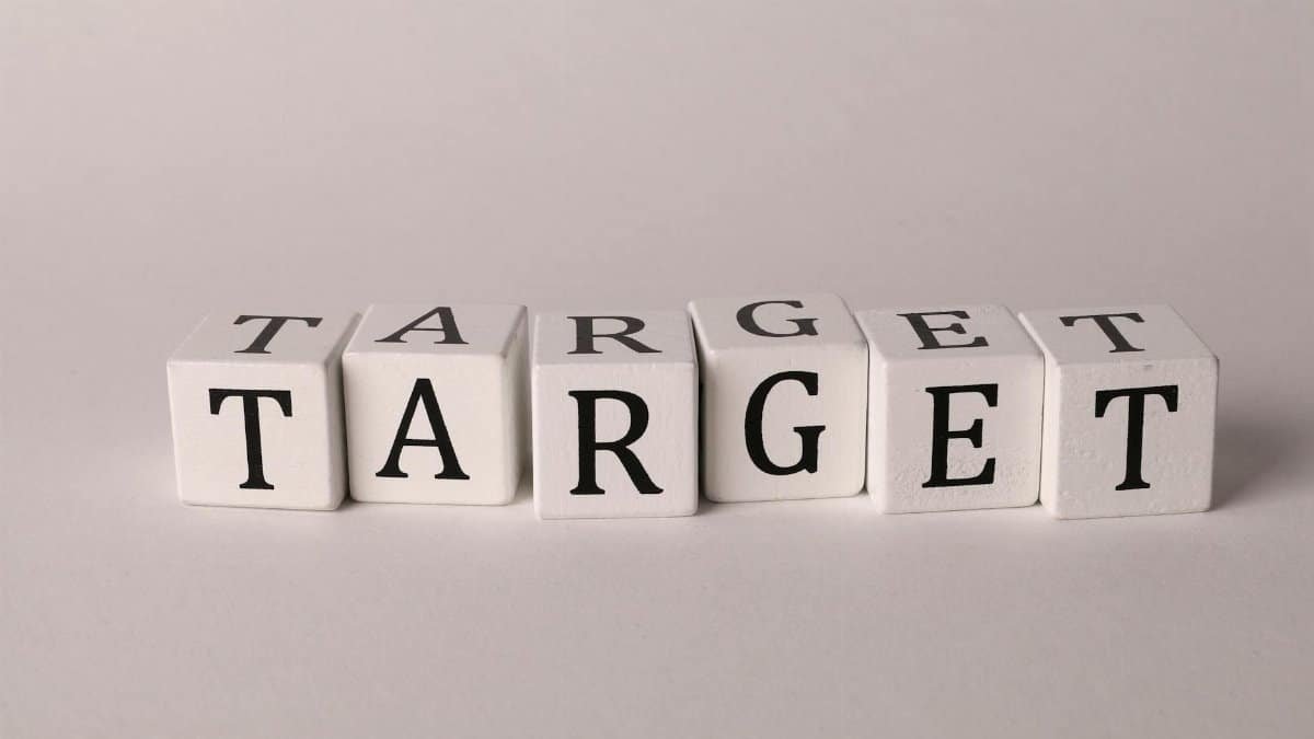 White cubes spelling 'TARGET' on a neutral background, ideal for business or marketing concepts.