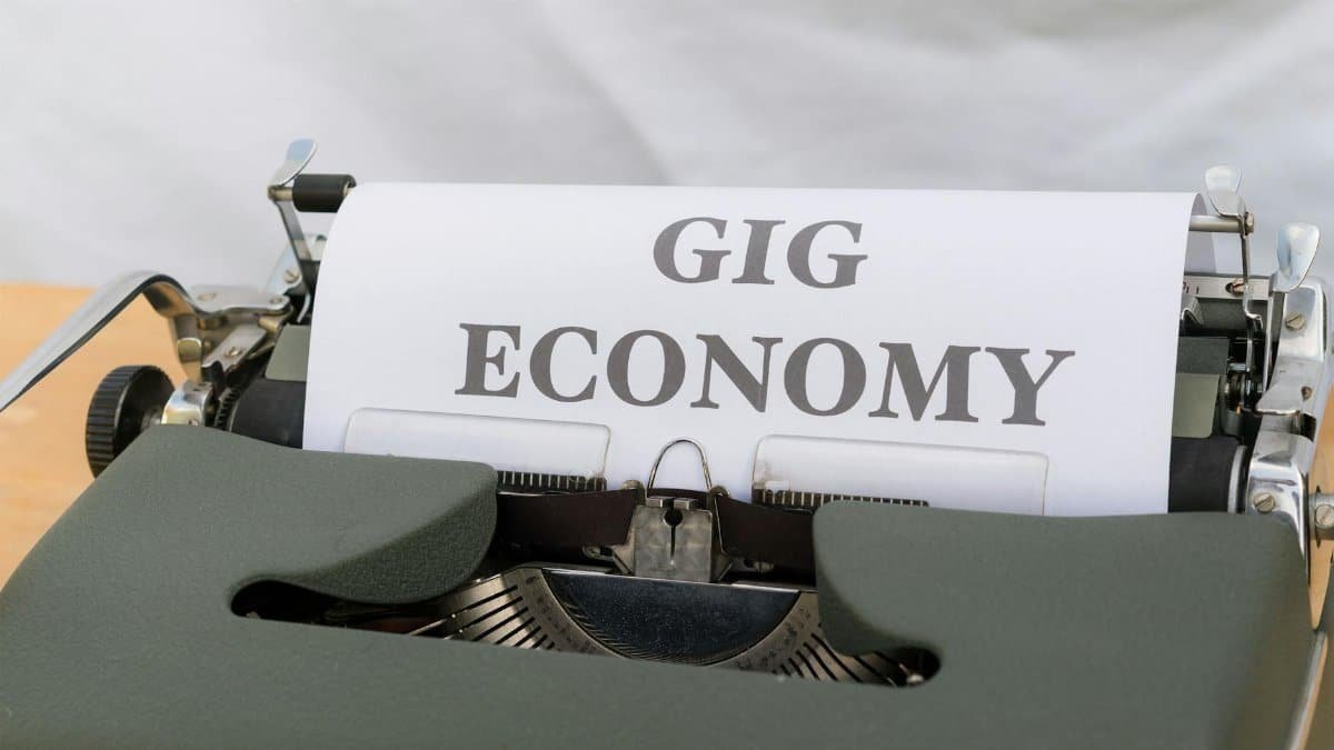 Close-up of a typewriter typing 'Gig Economy', symbolizing modern freelance work.