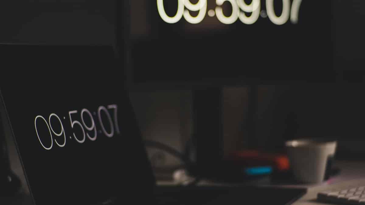 Two digital screens showing 09:59:07, emphasizing time tracking with technology.