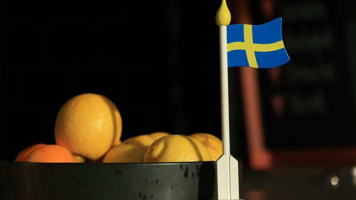 A bowl of lemons and oranges with a Swedish flag on display in Jönköping, Sweden.