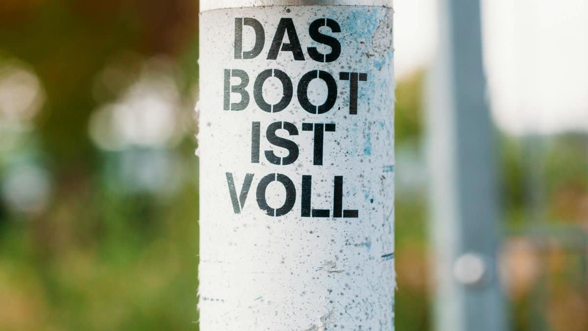 Close-up of graffiti 'Das Boot Ist Voll' on a post in Bubenreuth, Germany.