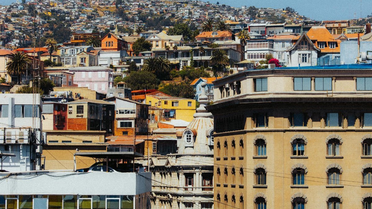View of vibrant hillside architecture in Valparaíso, Chile.