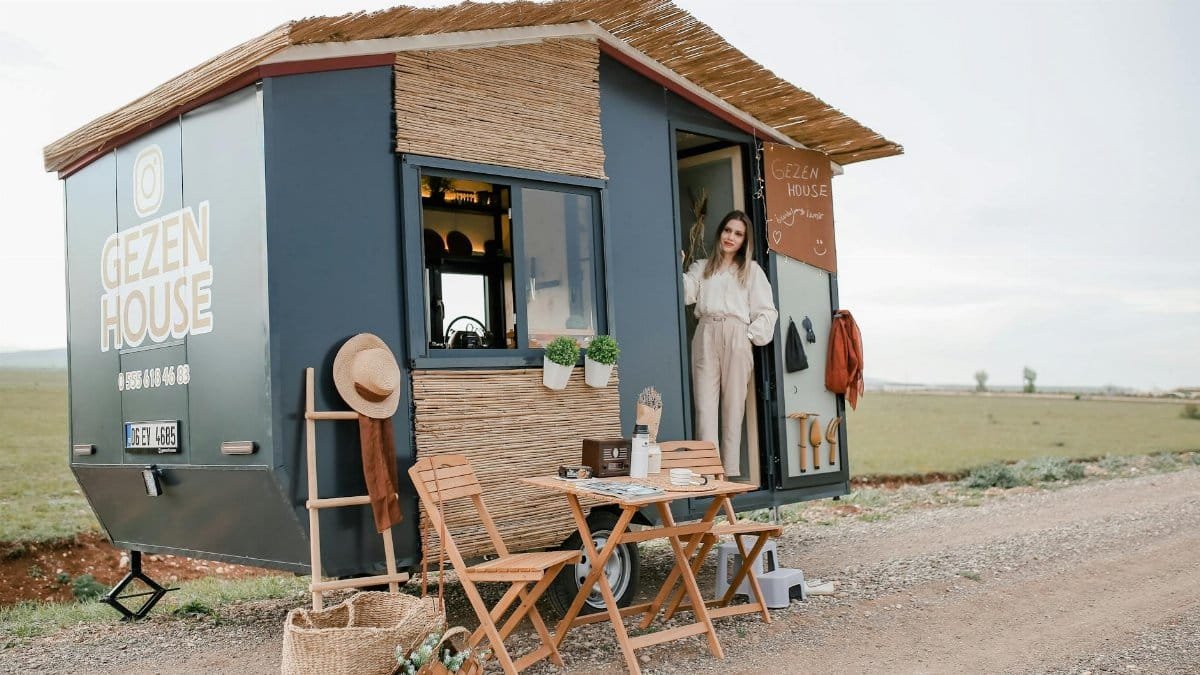 Explore boho style and freedom with this mobile tiny house. Ideal for road trips and camping.