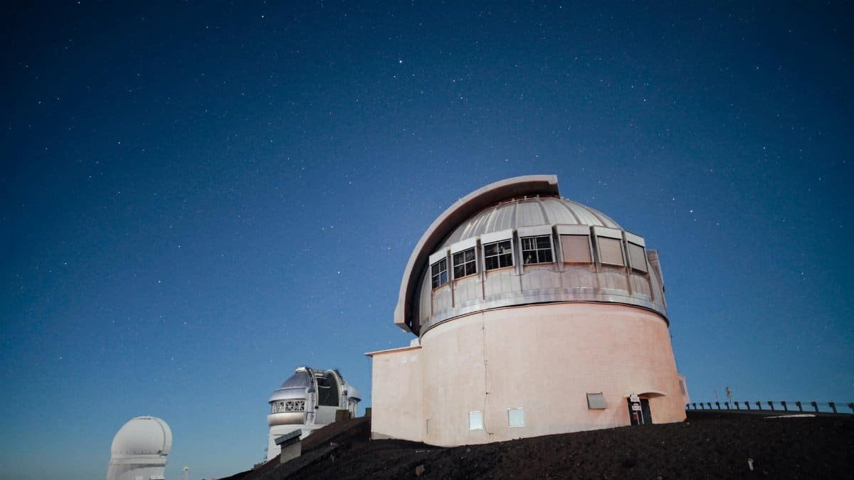 A stunning observatory under a clear, starry night sky, perfect for astronomy enthusiasts.