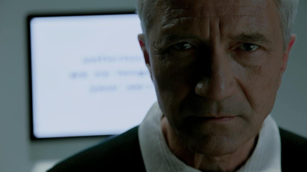 Portrait of a senior man in front of a computer screen, reflecting job search difficulties.